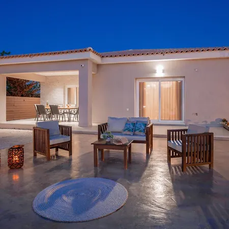 Nicoldia With Private Pool Near Βίλα Λαγανάς