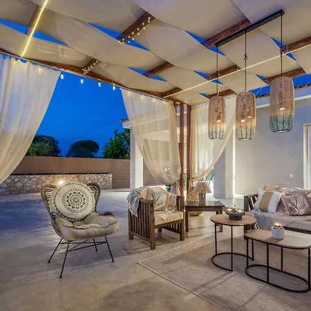 Βίλα Nicoldia With Private Pool Near Λαγανάς
