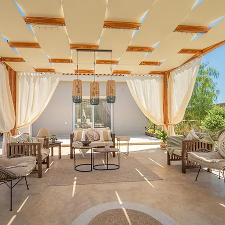 Βίλα Nicoldia With Private Pool Near *