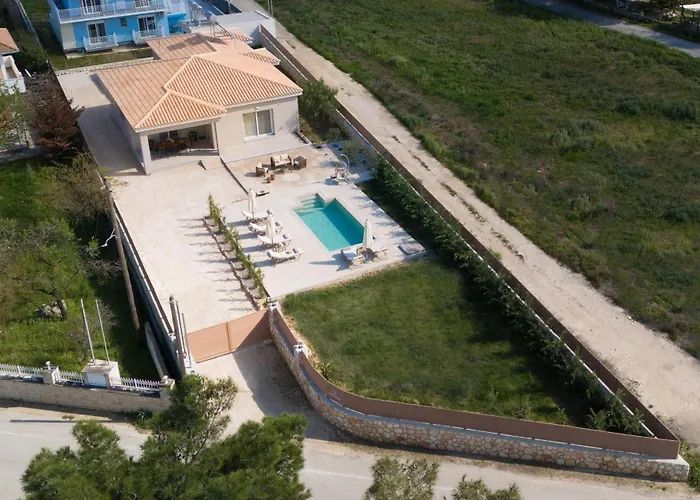 Nicoldia With Private Pool Near Βίλα Λαγανάς